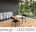 ウッドデッキテラスに置かれたモダンなカフェテーブルとチェア 143239263