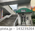 屋外施設に設置されたバリアフリー配慮の優先エレベーターと階段 143239264