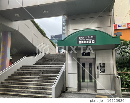 屋外施設に設置されたバリアフリー配慮の優先エレベーターと階段 143239264