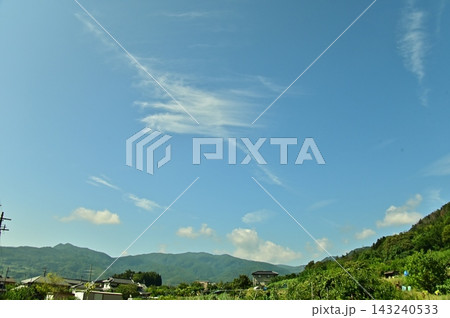 爽やかな夏の空に浮かぶ雲 爽やかな夏の空に浮かぶ雲 143240533