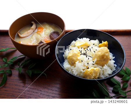 お盆にのった栗ごはんとお味噌汁 お盆にのった栗ごはんとお味噌汁 143240601