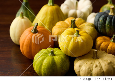 カラフルな観賞用かぼちゃ　ハロウィンイメージ 143241264