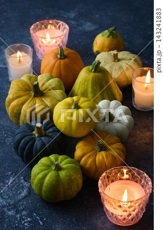 カラフルな観賞用かぼちゃ　ハロウィンイメージ 143241883