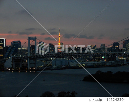 夜明け前の空を背景にしたレインボーブリッジと東京タワー 夜明け前の空を背景にしたレインボーブリッジと東京タワー 143242304