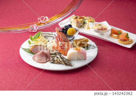 彩り豊かなワンプレートおせち 華やかなお正月の祝い料理 彩り豊かなワンプレートおせち 華やかなお正月の祝い料理 143242362