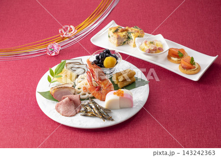 彩り豊かなワンプレートおせち 華やかなお正月の祝い料理 彩り豊かなワンプレートおせち 華やかなお正月の祝い料理 143242363
