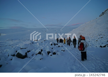 碧い空の下、氷河を進む_氷河と火山の国アイスランド 碧い空の下、氷河を進む_氷河と火山の国アイスランド 143242746