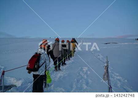 碧い空の下、氷河を進む_氷河と火山の国アイスランド 碧い空の下、氷河を進む_氷河と火山の国アイスランド 143242748