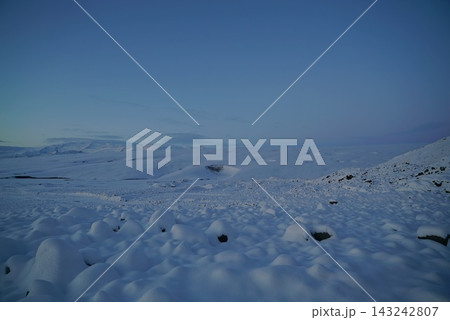 碧い空の下、氷河を進む_氷河と火山の国アイスランド 143242807