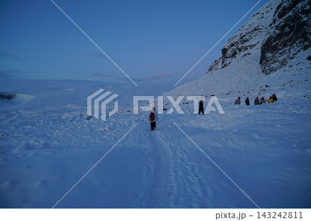 碧い空の下、氷河を進む_氷河と火山の国アイスランド 143242811