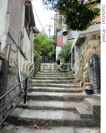 日本の住宅街にある建物に挟まれた狭いコンクリートの石段 143242952