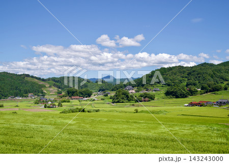 夏の田園風景 棚田に吹く風と夏の空 つなぐ棚田遺産比和三河内の棚田 夏の田園風景 棚田に吹く風と夏の空 つなぐ棚田遺産比和三河内の棚田 143243000