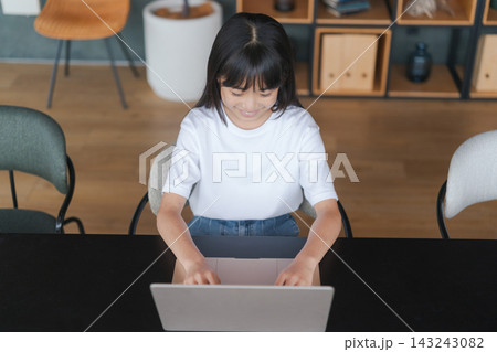 パソコンを使って学ぶ女の子 143243082