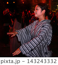 浴衣で盆踊りの女性 143243332