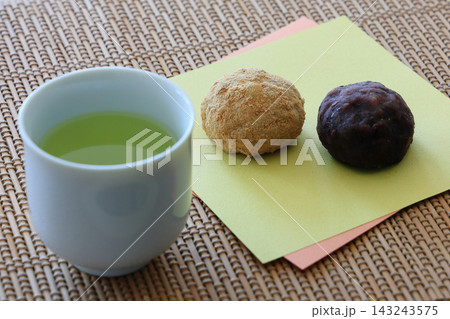 暖かい緑茶ときなこと小豆の和菓子のおはぎ、日本伝統のおやつ 143243575