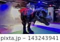 人の手で餌を待つティラノサウルス 143243941