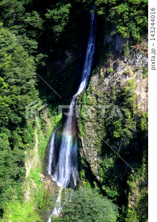 大分県の絶景スポット 九重“夢”大吊橋から見る「振動の滝」雌滝 大分県の絶景スポット 九重“夢”大吊橋から見る「振動の滝」雌滝 143244016