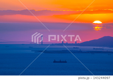 コスモタワー展望台から見た神戸方面の夕焼け コスモタワー展望台から見た神戸方面の夕焼け 143244097