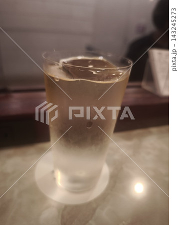 氷柱ハイボールで乾杯ひとり飲み 氷柱ハイボールで乾杯ひとり飲み 143245273