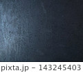 深い青の革製の壁　テクスチャ背景 143245403