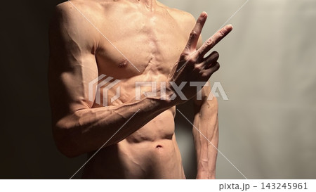 引き締まった腹筋と胸筋を持つ細マッチョな男性のパーツ写真 引き締まった腹筋と胸筋を持つ細マッチョな男性のパーツ写真 143245961