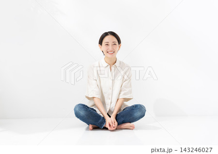 女性 笑顔 女性 笑顔 143246027