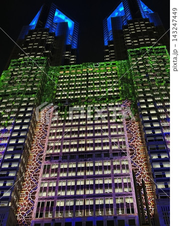 ライトアップされた都庁の夜景 ライトアップされた都庁の夜景 143247449