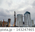 曇り空に伸びるビル 143247465