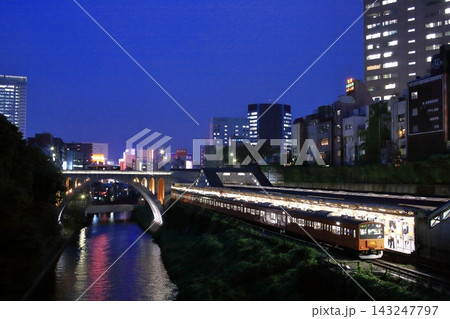 煌びやかな都心の夜景を背景に駅に停車する中央線201系電車_2010/10/14 煌びやかな都心の夜景を背景に駅に停車する中央線201系電車_2010/10/14 143247797
