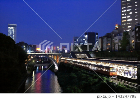 煌びやかな都心の夜景を背景に駅に停車する中央線201系電車_2010/10/14 煌びやかな都心の夜景を背景に駅に停車する中央線201系電車_2010/10/14 143247798
