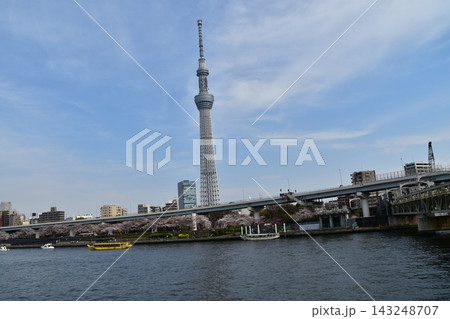 日本の東京の浅草 東京スカイツリーと満開の桜と美しい青空 隅田川を行き交う大小の船 日本の東京の浅草 東京スカイツリーと満開の桜と美しい青空 隅田川を行き交う大小の船 143248707