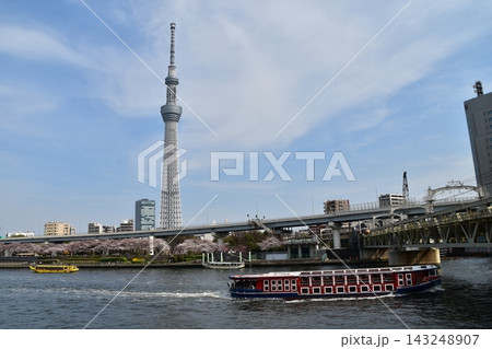 日本の東京の浅草 東京スカイツリーと満開の桜と美しい青空 隅田川を行き交う大小の船 日本の東京の浅草 東京スカイツリーと満開の桜と美しい青空 隅田川を行き交う大小の船 143248907