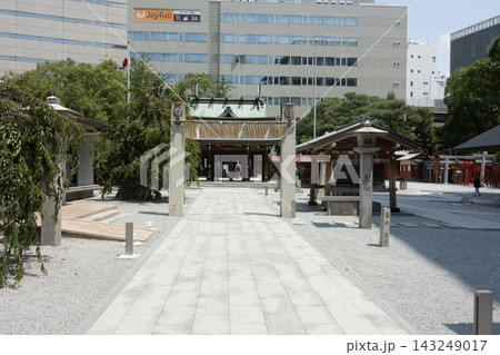 高層ビルを背景に整えられた参道や社殿が広がる、福岡・天神の「警固神社」の境内風景 高層ビルを背景に整えられた参道や社殿が広がる、福岡・天神の「警固神社」の境内風景 143249017