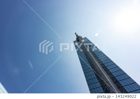 眩しい太陽光と青空に向かってそびえ立つ、福岡タワーのダイナミックなロアングル全景 143249022