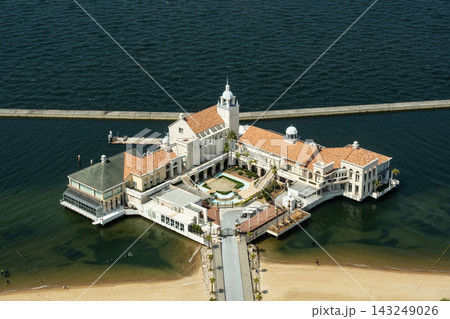 福岡タワー展望台から見渡す、博多湾の青い海と海浜公園に佇む「マリゾン」の美しい景観 福岡タワー展望台から見渡す、博多湾の青い海と海浜公園に佇む「マリゾン」の美しい景観 143249026