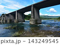 高知県越知町を流れる仁淀川に架かる沈下橋　中仁淀橋 143249545