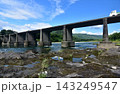 高知県越知町を流れる仁淀川に架かる沈下橋　中仁淀橋 143249547