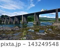 高知県越知町を流れる仁淀川に架かる沈下橋　中仁淀橋 143249548