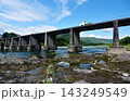 高知県越知町を流れる仁淀川の架かる沈下橋　中仁淀橋 143249549