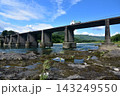 高知県越知町を流れる仁淀川に架かる沈下橋　中仁淀橋 143249550