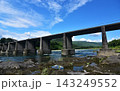 高知県越知町を流れる仁淀川に架かる沈下橋　中仁淀橋 143249552
