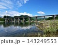 高知県越知町を流れる仁淀川に架かる沈下橋　中仁淀橋 143249553