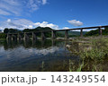 高知県越知町を流れる仁淀川の架かる沈下橋　中仁淀橋 143249554