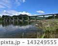高知県越知町を流れる仁淀川に架かる沈下橋　中仁淀橋 143249555