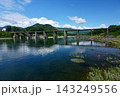 高知県越知町を流れる仁淀川に架かる沈下橋　中仁淀橋 143249556