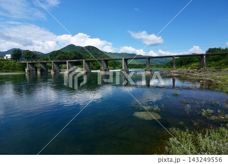 高知県越知町を流れる仁淀川に架かる沈下橋 中仁淀橋 高知県越知町を流れる仁淀川に架かる沈下橋 中仁淀橋 143249556