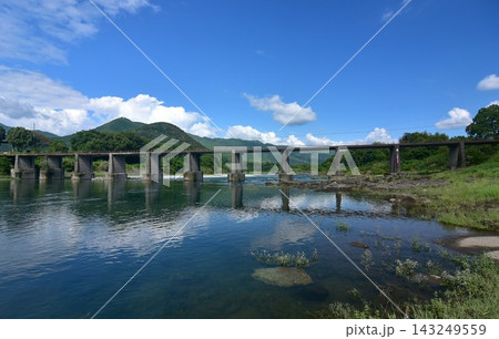 高知県越知町を流れる仁淀川の架かる沈下橋 中仁淀橋 高知県越知町を流れる仁淀川の架かる沈下橋 中仁淀橋 143249559