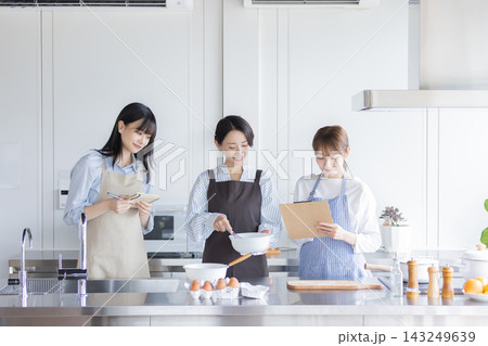 料理教室で調理方法を学ぶ日本人女性たち 料理教室で調理方法を学ぶ日本人女性たち 143249639