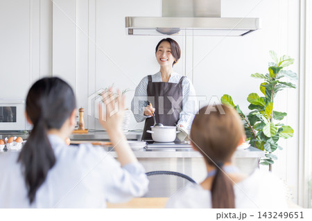 料理教室で女性講師に質問する日本人女性の生徒 143249651