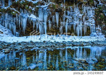 冬の三十槌の氷柱で快晴の朝に荒川対岸の崖の一面の氷柱と川面の水かがみに映った上下対称のリフレクション 冬の三十槌の氷柱で快晴の朝に荒川対岸の崖の一面の氷柱と川面の水かがみに映った上下対称のリフレクション 143249697